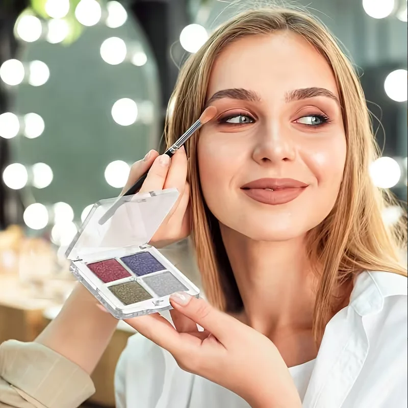 لوحة مكياج شفافة مكونة من 4 أقسام - منظم سفر قابل لإعادة الملء لظلال العيون وأحمر الخدود وحقيبة مستحضرات التجميل المحمولة ذات الإغلاق المفاجئ