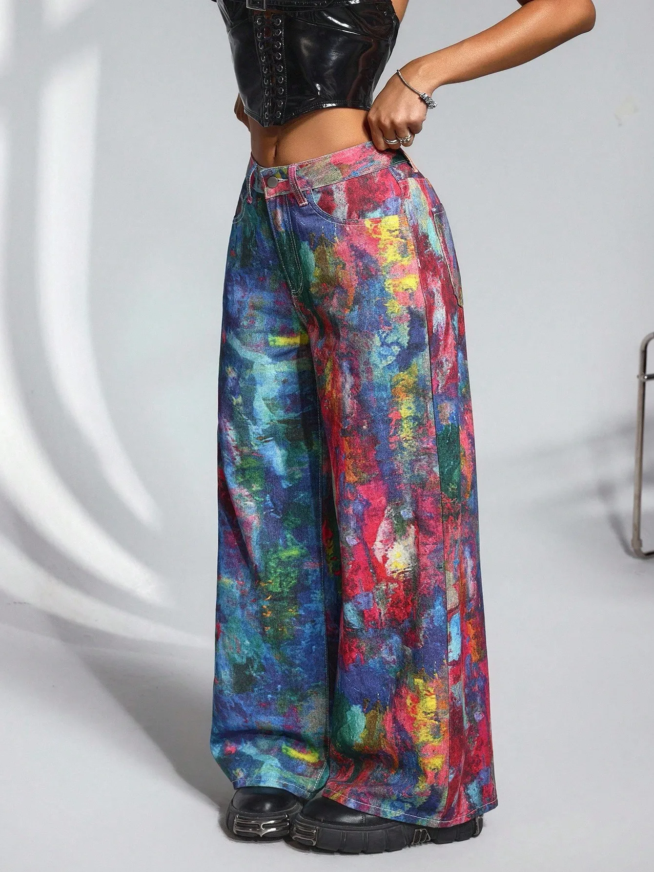 

Женские джинсы свободного кроя с абстрактным принтом и широкими штанинами