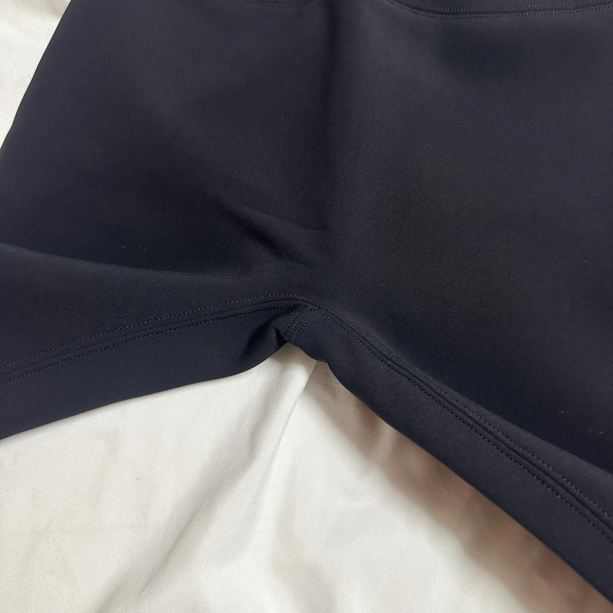 Spodnie do jogi Cloud Sensation z wysokim stanem, modelujące pośladki, sportowe spodnie z ekoskóry, cienkie, bez niekomfortu, krótkie.