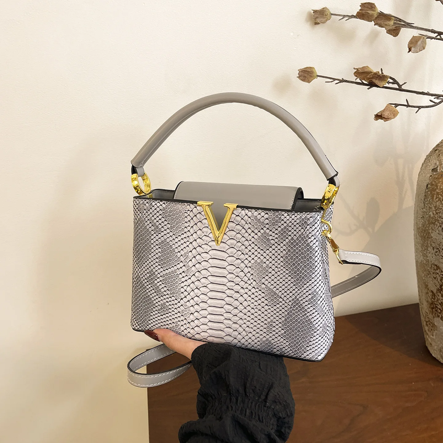 

Новая черная кожаная сумка-тоут с принтом под змею 2026 года, роскошная трансформируемая сумка с верхней ручкой и плечевым ремнем, шикарная повседневная сумочка, подарок для женщин