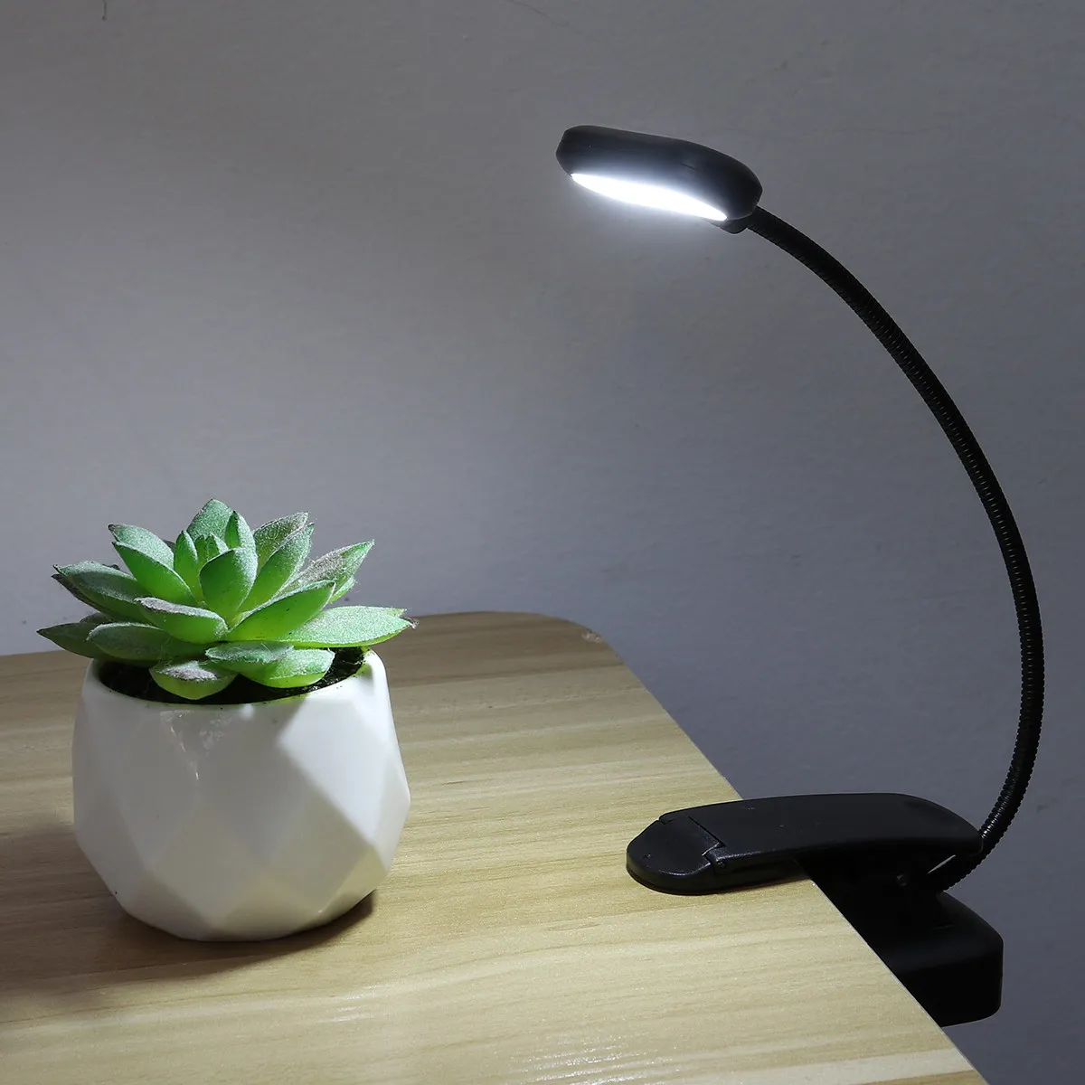 

Светодиодная настольная лампа с регулировкой яркости, зарядкой через USB, гибким кронштейном, на прищепке, для чтения, защиты глаз, ночник для учебы, без мерцания, для детей