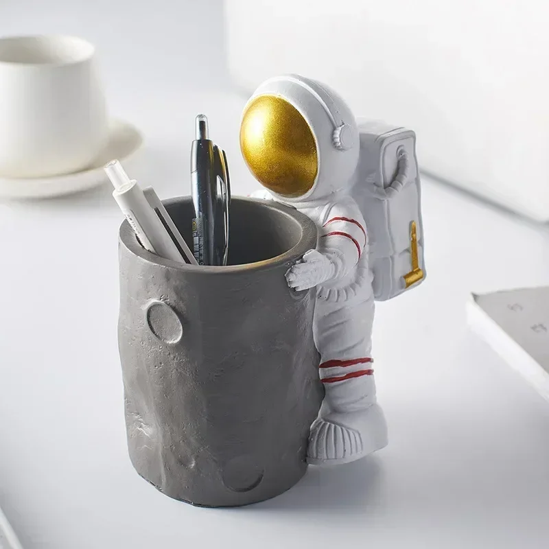 Creative Astronaut Pen Holder Home Decoration Ornament Figurine Desktop Stationery Makeup Brush Organizer For Home Office