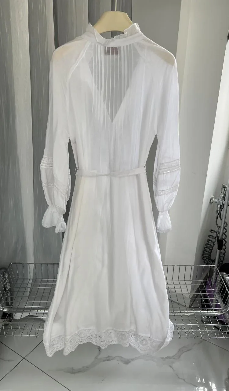 Abito femminile casual con scollo a V e maniche a sbuffo a vita alta con abito midi bianco da donna con impiombatura in pizzo