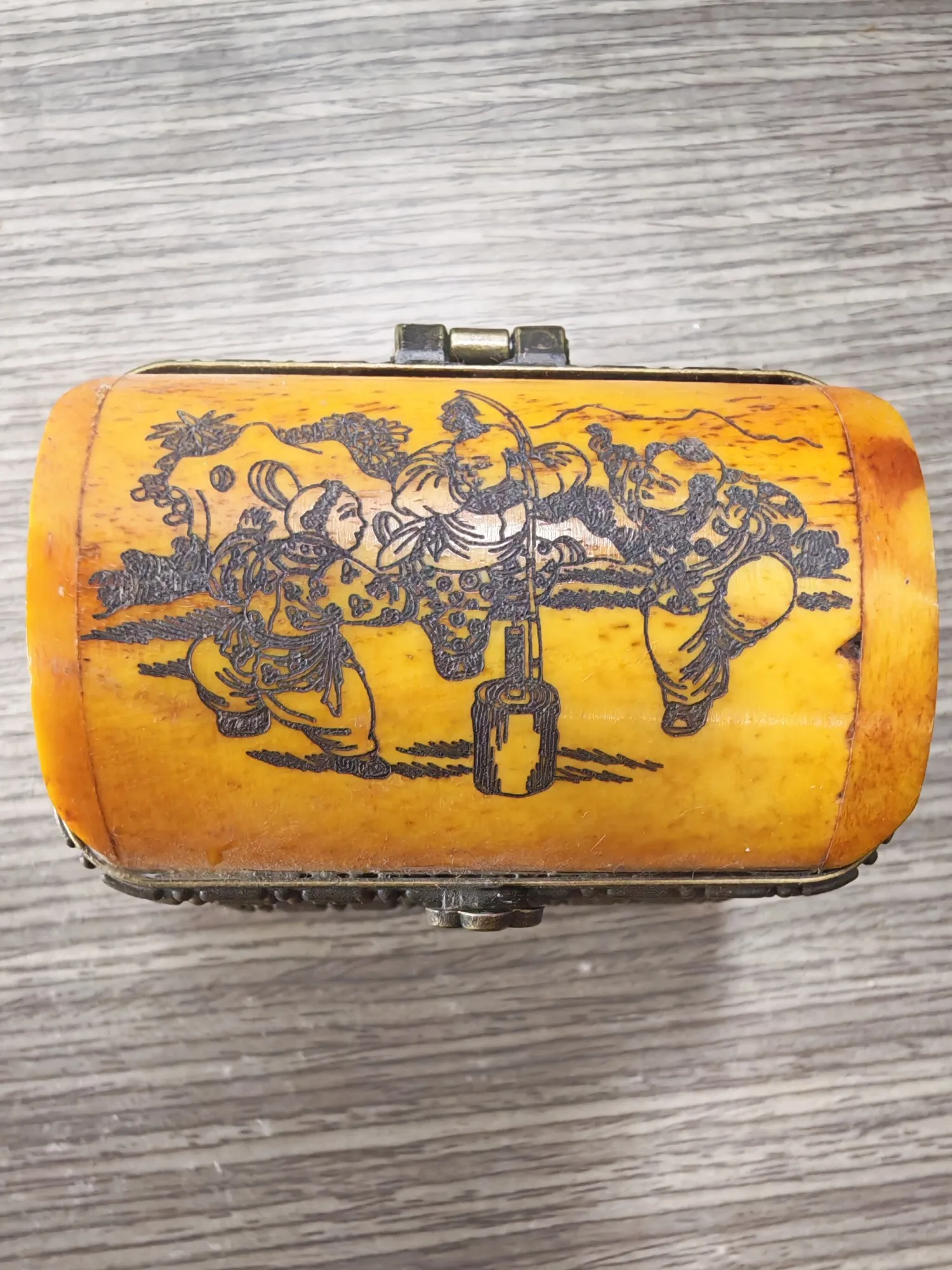 

Old ox bone double-layer child picture jewelry box, antiques, film and television props, decorative items, China
