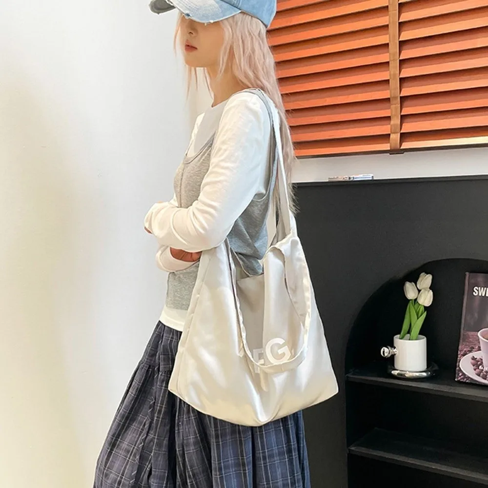 bolsa-de-ombro-de-cetim-estilo-feminino-cetim-perolado-cor-creme-versao-coreana-sacola-estilo-fresco-estilo-bale