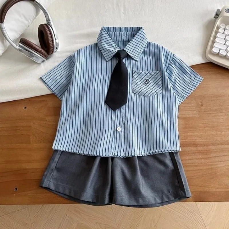 

Рубашка для мальчиков в японском стиле с полосатым галстуком, в стиле преппи, с коротким рукавом, летняя уличная одежда 2026, кардиган с открытым передом