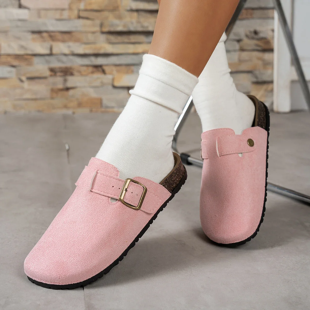 Damen Wildleder Clog Mule Pantoletten mit Verstellbarer Schnalle, Geschlossener Zehenpartie, Rückenfreie Flache Schuhe für Innen und Außen, Freizeit-Schuhe – Detail 13