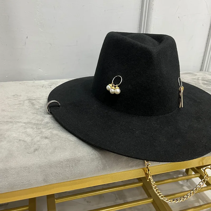 2022 new arrival women hat for women in winter wool fedora with chain and letter