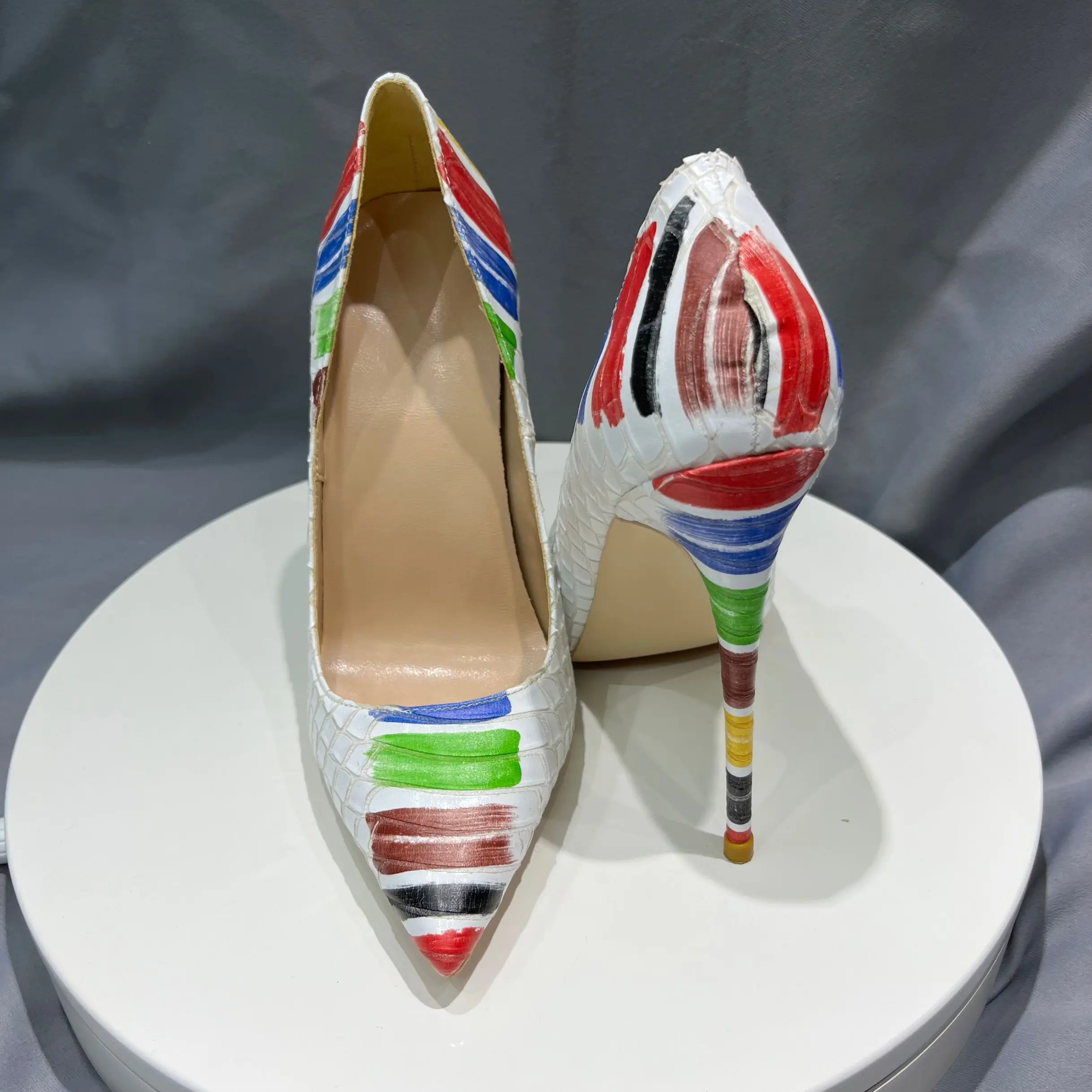 

Heelgoo Women's White Crocodile Pattern Pointed Toe High Heels Colorful Graffiti Print Stiletto Pumps Fashion Party Dress Shoes