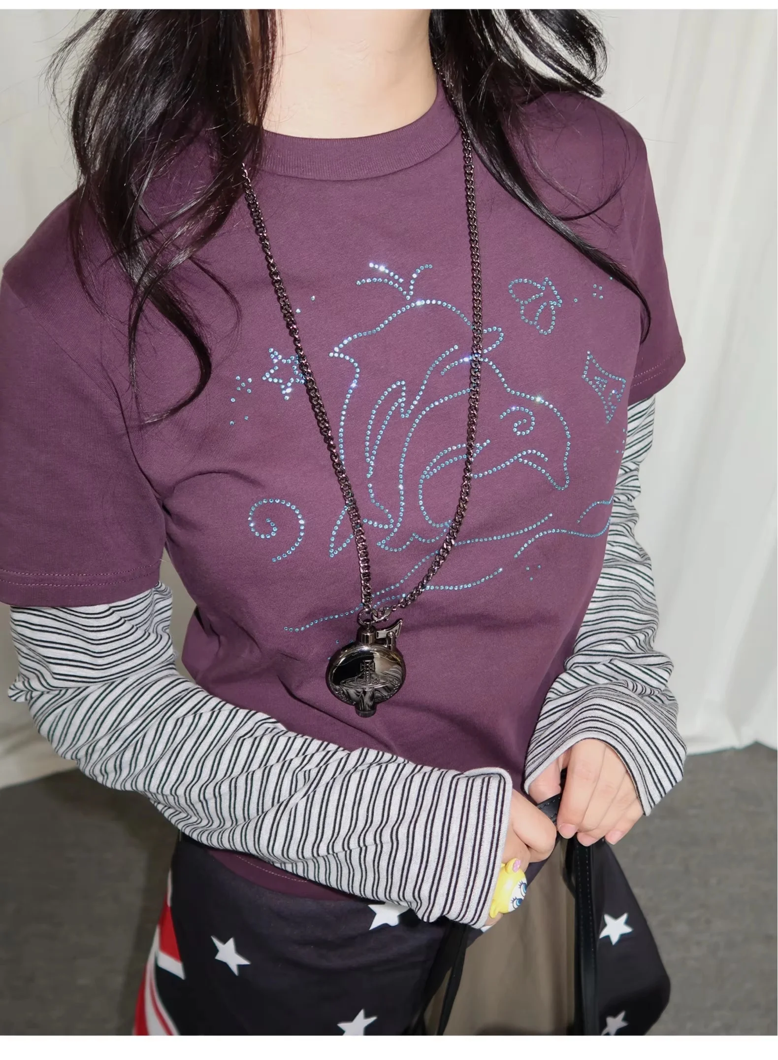 Damen Y2K Fake Zweiteiler Langarm-Oberteil mit Schwarz Gestreiften Ärmeln, Strass-Delfin-Print, Slim Fit, Süßes Alt-T-Shirt – Detail 16