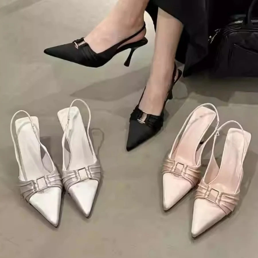 

Изящные туфли-лодочки на тонком каблуке с острым носком, металлической пряжкой и декоративными элементами, класса люкс, для торжественных мероприятий