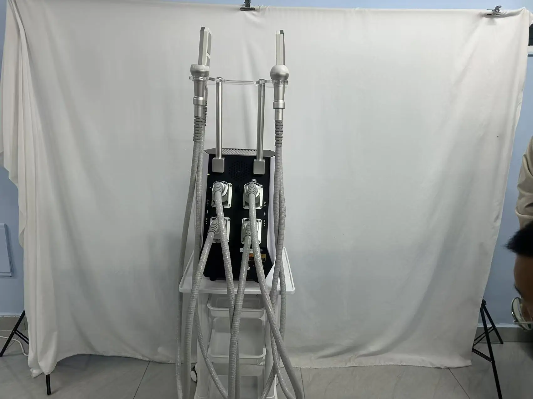 

Портативный неинвазивный аппарат для холодно-тепловой терапии и EMS-массажа для лифтинга лица и коррекции фигуры