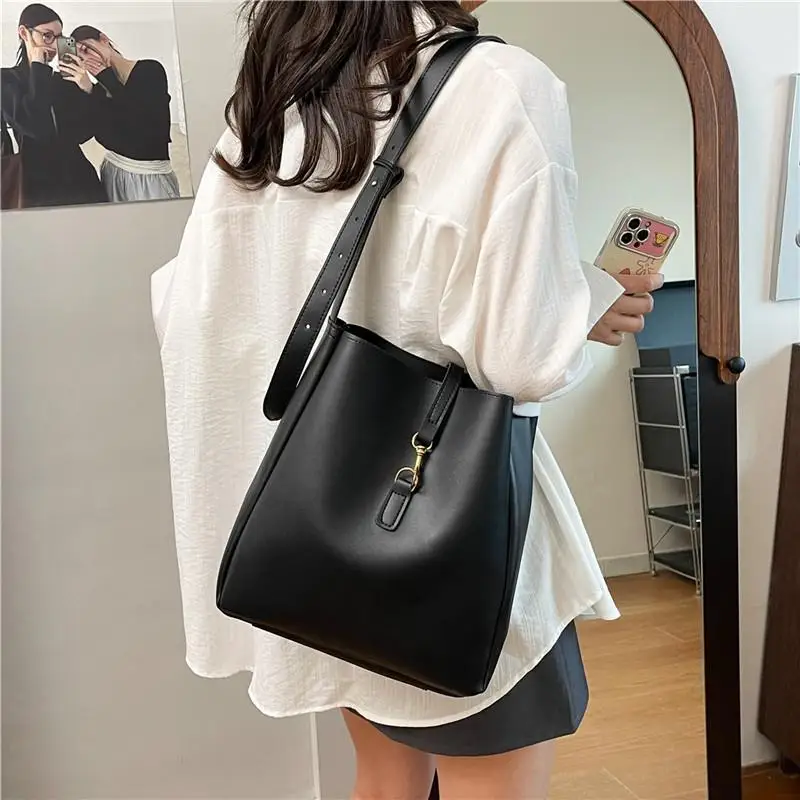 

Chic Women's Soft Leather Shoulder Bag; Trendy Large Capacity Crossbody Bucket Bag for Commuters