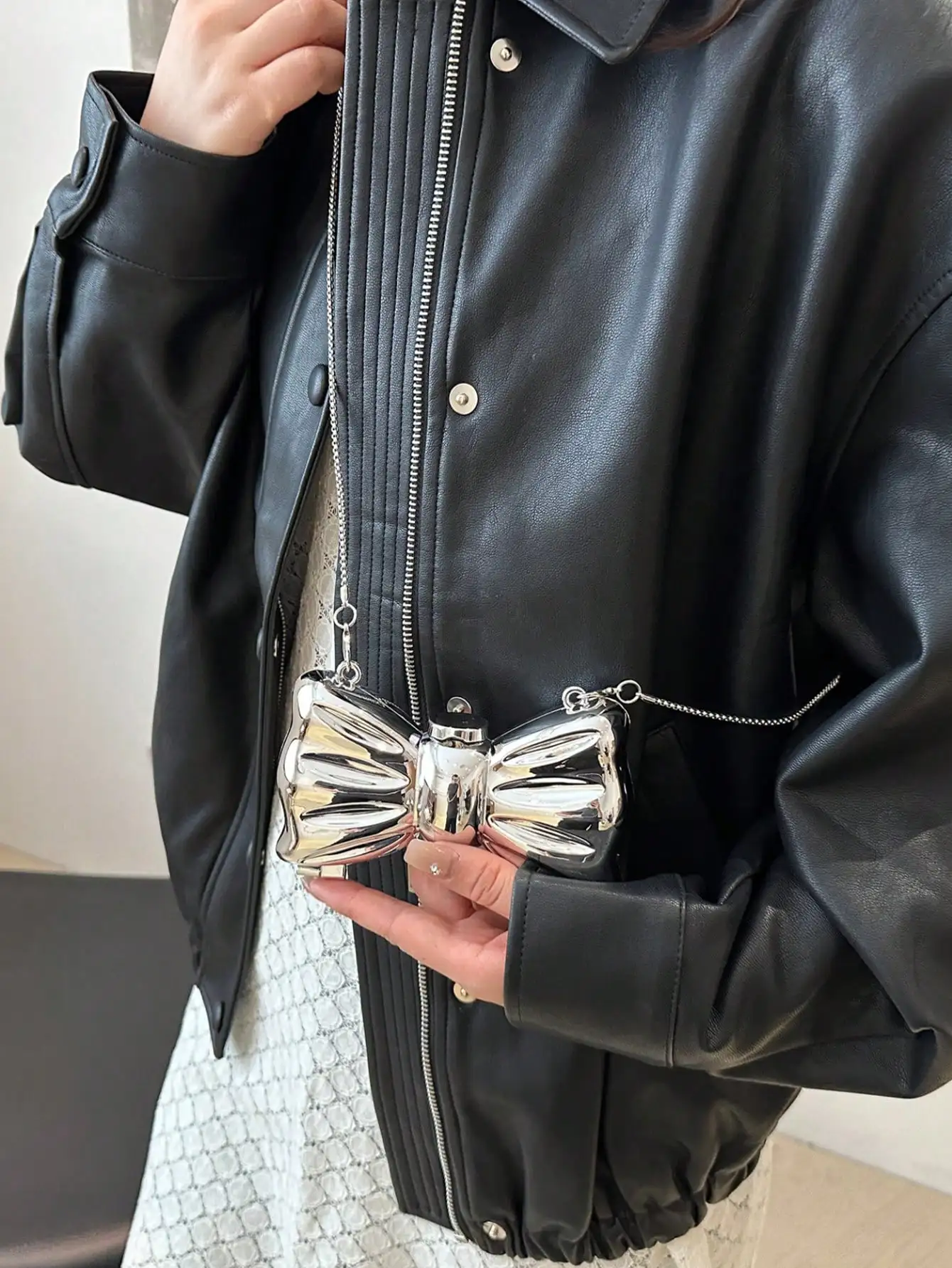 Mini Acrylic Electroplated Metallic Silver Shiny Bow Decor Clutch Bag, Versatile Women's Personalized Fashion Chain Lipstick Pouch, Jewelry/Earphone/Cosmetic Storage Box, Gift For Ladies, Suitable For Valentine's Day, Party SG25042792555185599 view 5