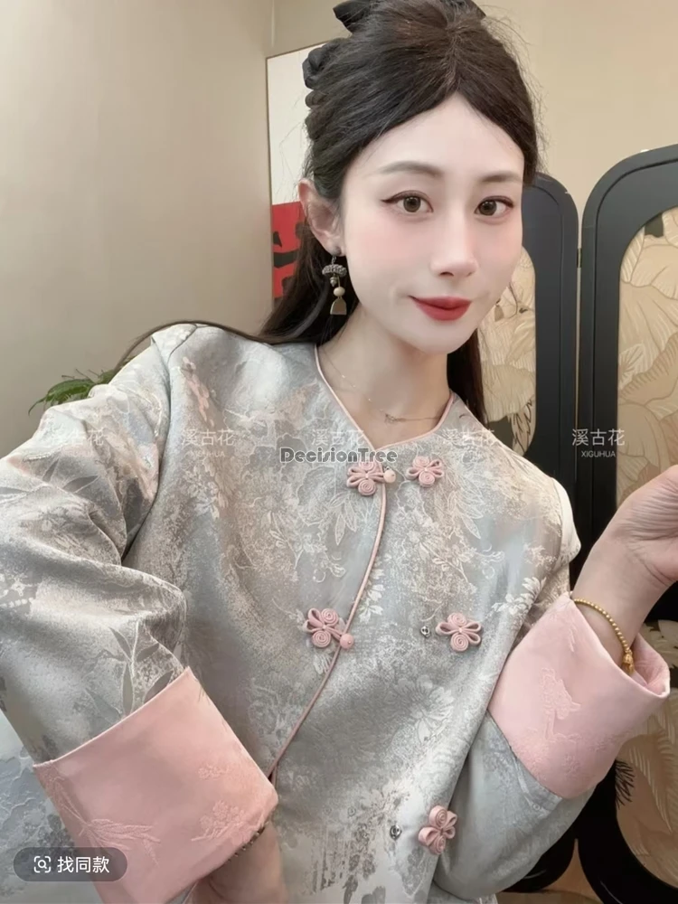 بدلة تانغ للسيدات على الطراز الوطني الصيني لعام 2025 بياقة دائرية وأكمام طويلة من قماش الجاكار والساتان بلوزة شيونغسام عصرية كلاسيكية #2