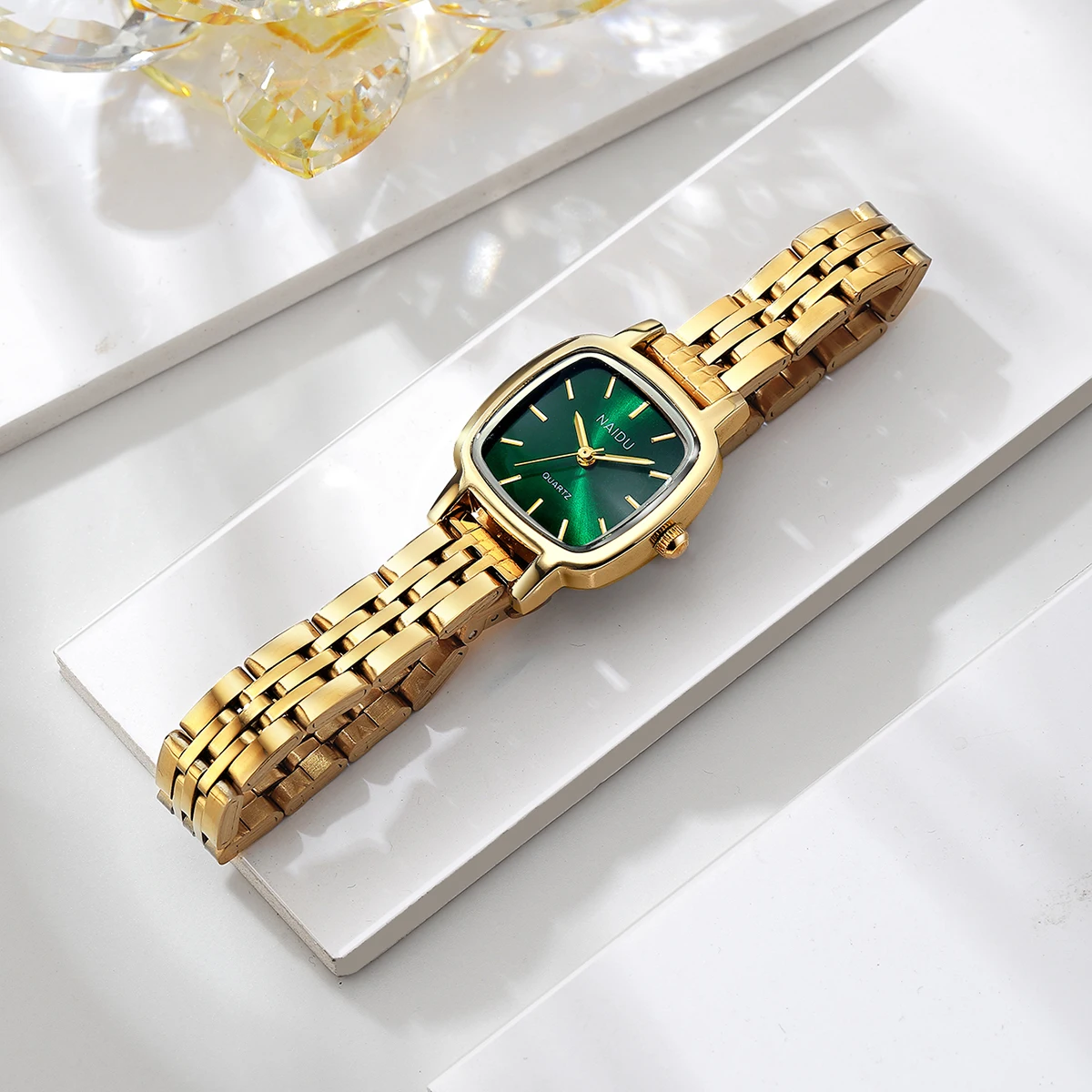 ساعة كوارتز بحزام من الفولاذ المقاوم للصدأ باللون الذهبي وبسيطة في مكان العمل