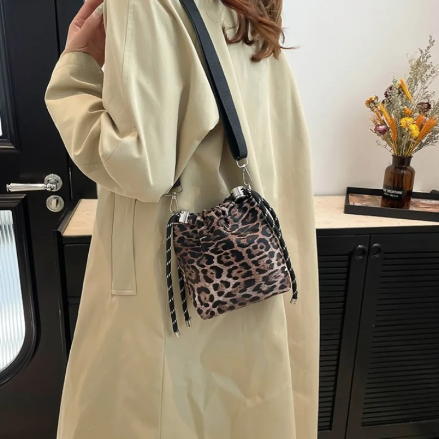 

Новая модная сумка для боулинга в стиле ретро, пригородная текстура, сумка с леопардовым принтом, красивая женская сумка через плечо на одно плечо для пожилых людей