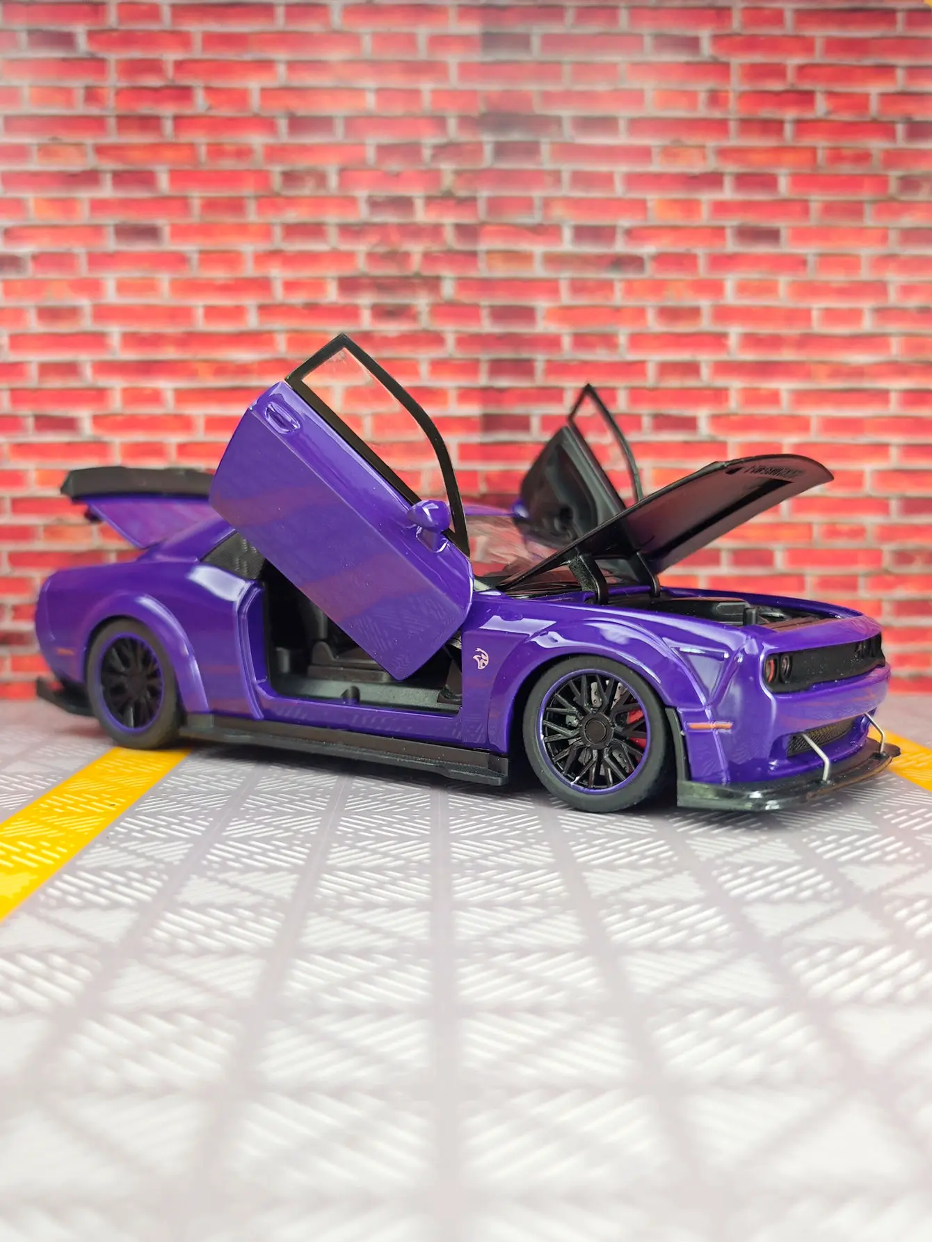 1:32 Dodge Hellcat SRT puertas de modelo de coche de aleación y capó de motor, el maletero se puede abrir como regalo de cumpleaños para amigos