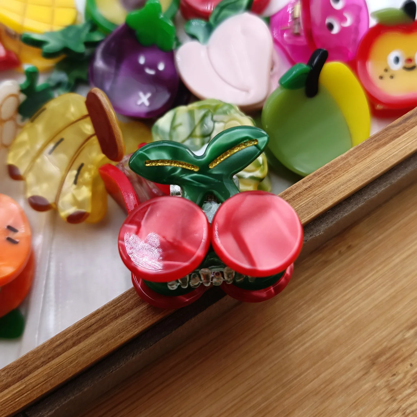 1/2/4 Stück Frucht-Acetat-Haarspangen: Süße kleine Erdbeer-, Zitronen-, Kirsch- und Trauben-Haarspangen für Pony und unordentliches Haar – Top-Clips als Haar-Accessoires – Detail 2