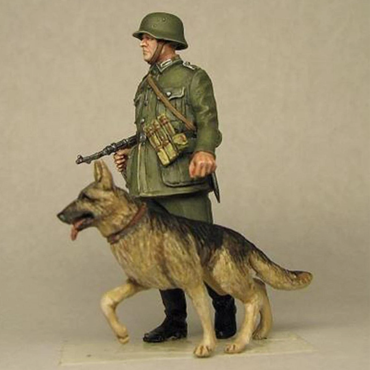 1/35 German Guard with Dog Figure Resin Figure Unpainted model Kit, military theme, unassembled and unpainted GK,