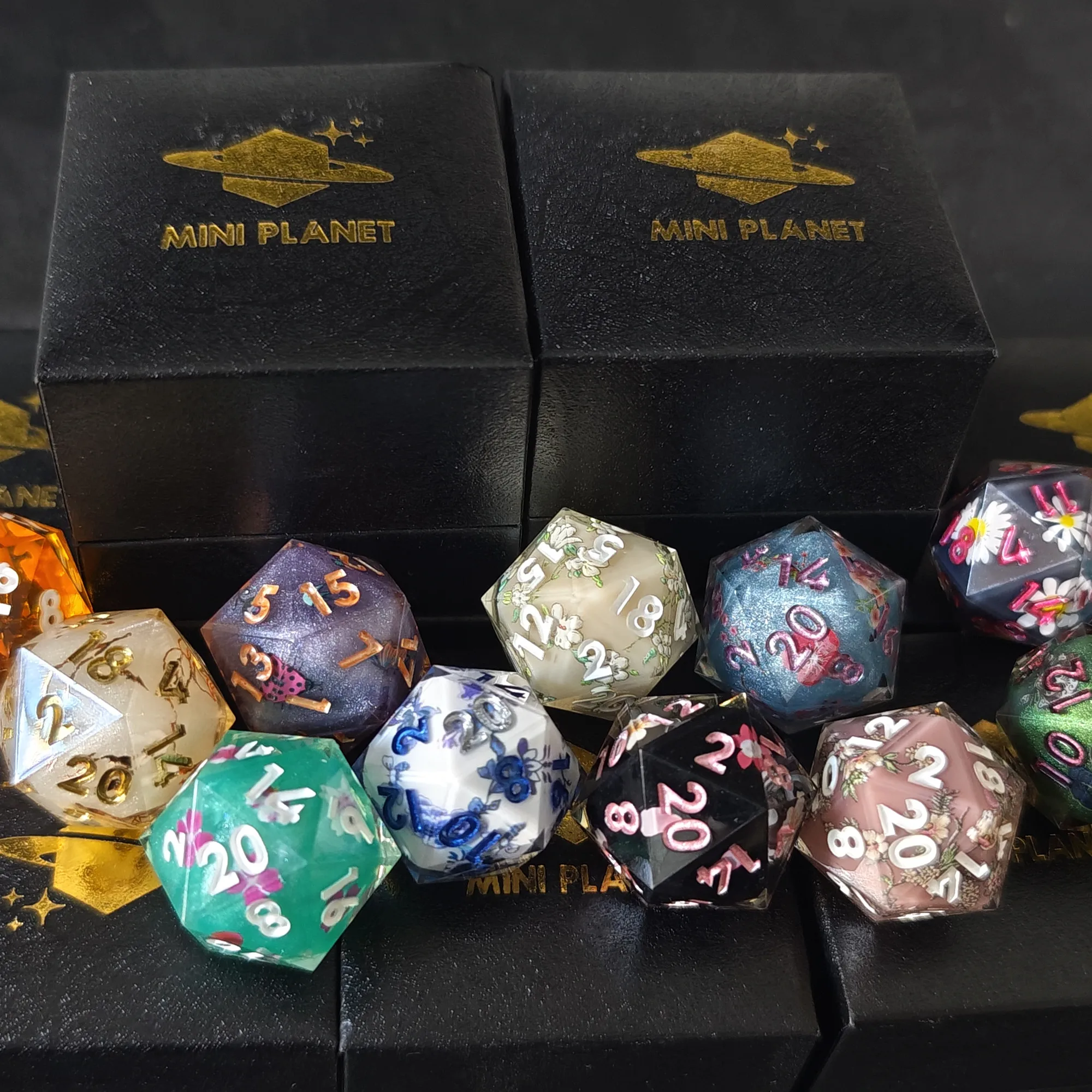 MINI PLANET Blind Box D20 dadi resina poliedrica 20 lati dadi TRPG gioco Desktop adesivo a strati fiore Dragon Eye D20 Blind Box