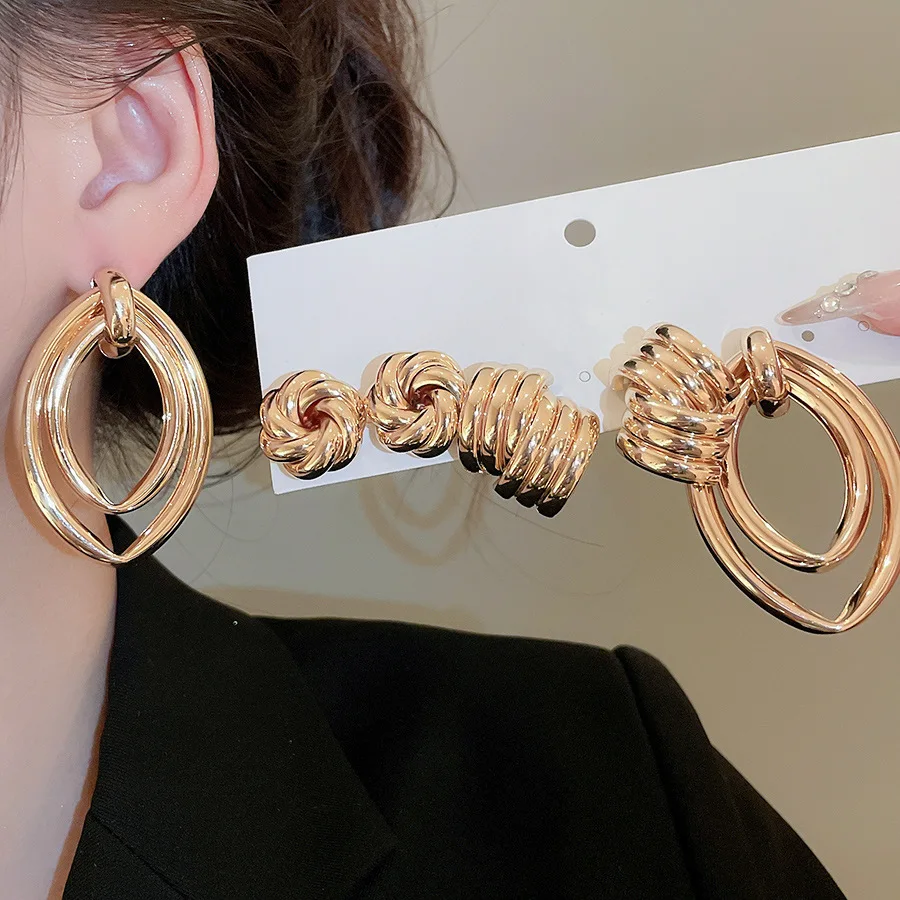 طقم من الحلقان ترصيع دائري بلمسة نهائية معدنية غير رسمية بسيطة أنيقة على طراز متخصص أقراط أذن أنيقة مستوحاة من الإكسسوارات