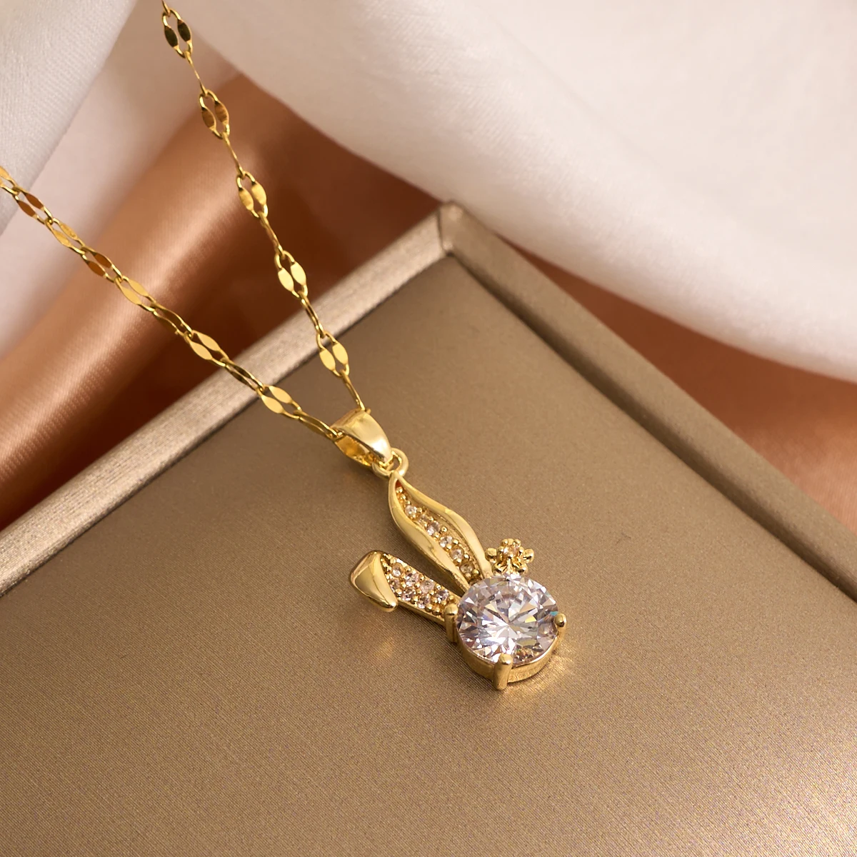 Fashionable and Luxurious Diamond-filled Big-eared Rabbit Head Pendant Necklace, The First Choice Gift for Your Family