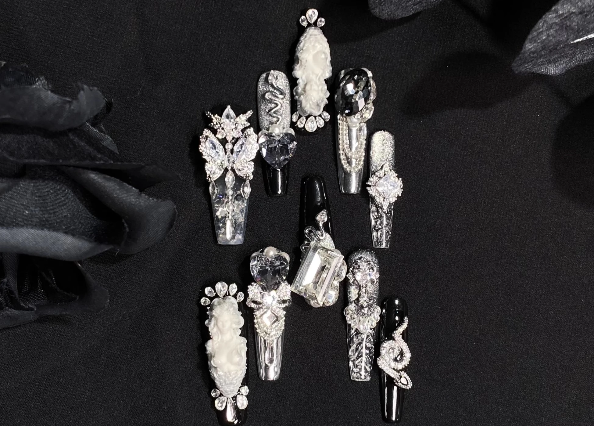 

Wearing Armor Cat's Eye Flowing Hemp Glazed Ice Through Luminous Light Year of The Snake Black Magic Mirror Manicure