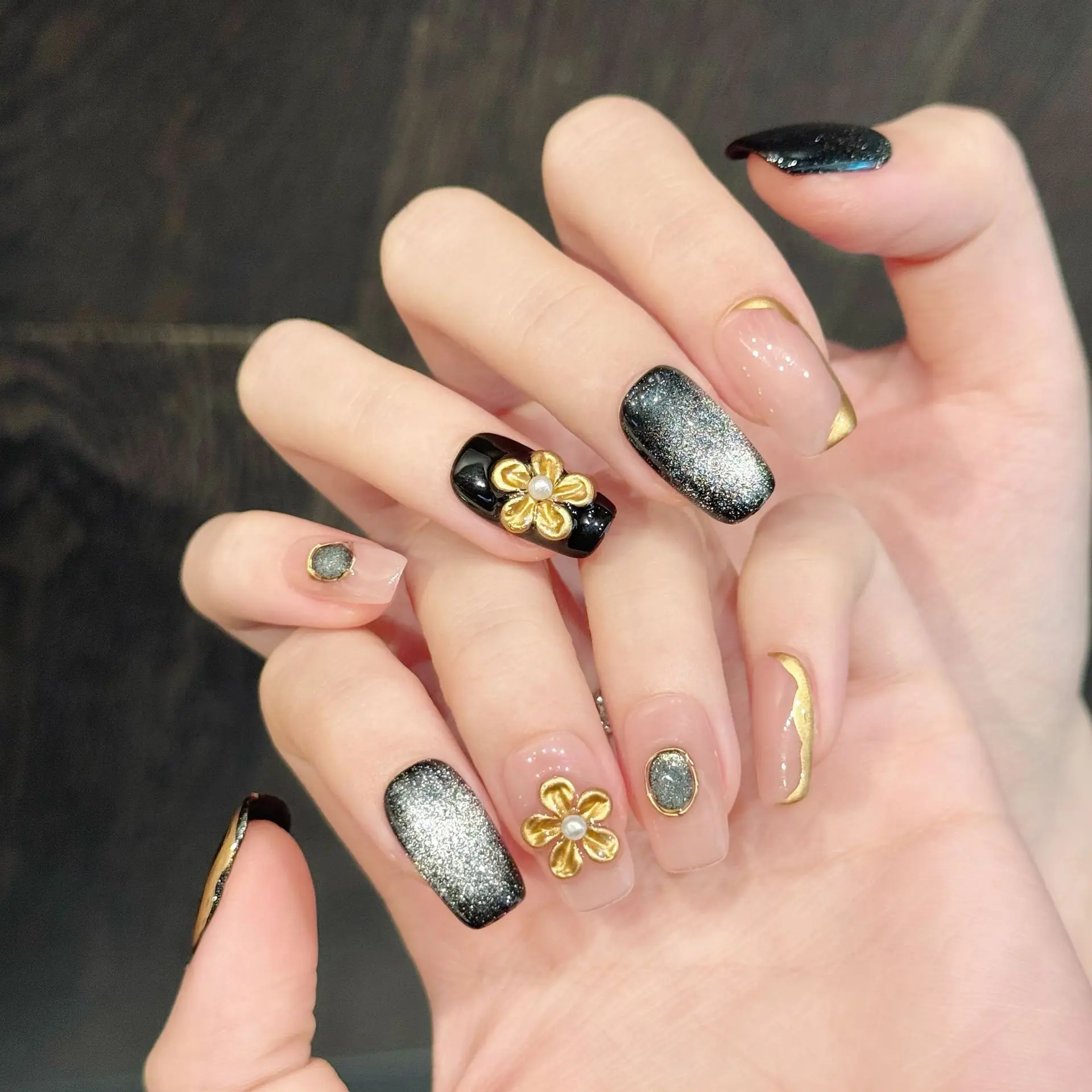 เล็บปลอมทำมือลายตาแมวสีดำเงา 10 ชิ้น ประดับดอกไม้ 3 มิติ สีทองสวยงาม แบบกดติดเต็มเล็บ สไตล์เรโทร