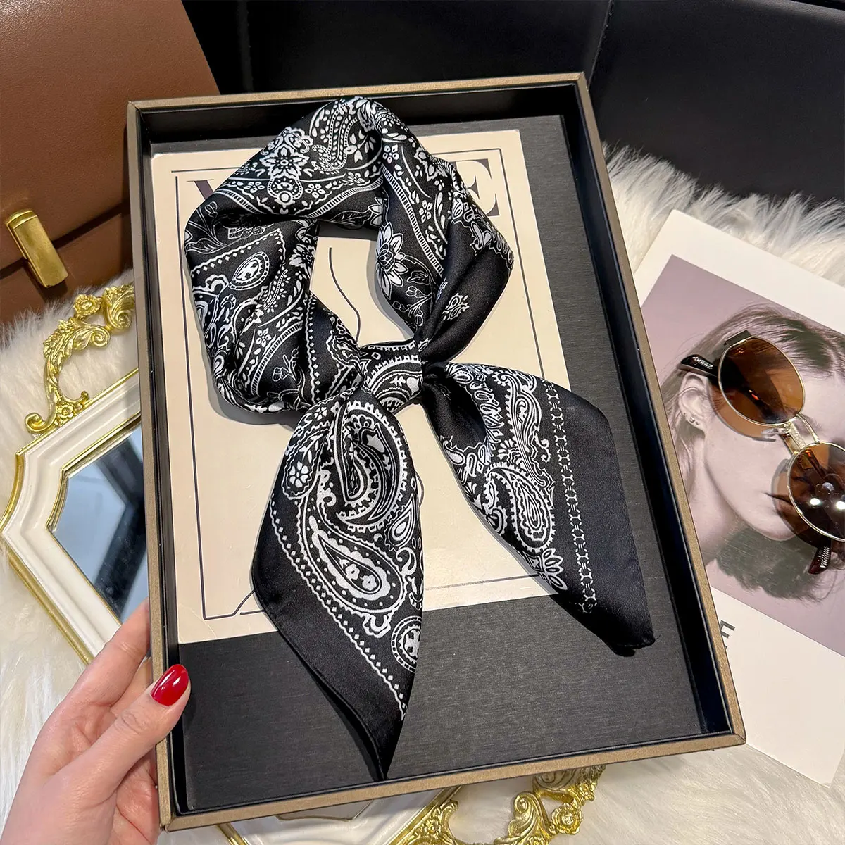 Nueva bufanda cuadrada de seda de Cachemira para mujer, chal satinado, Hijab, banda para el cabello femenina, pañuelo de lujo para la muñeca, pañuelo Echarpe de 70x70cm