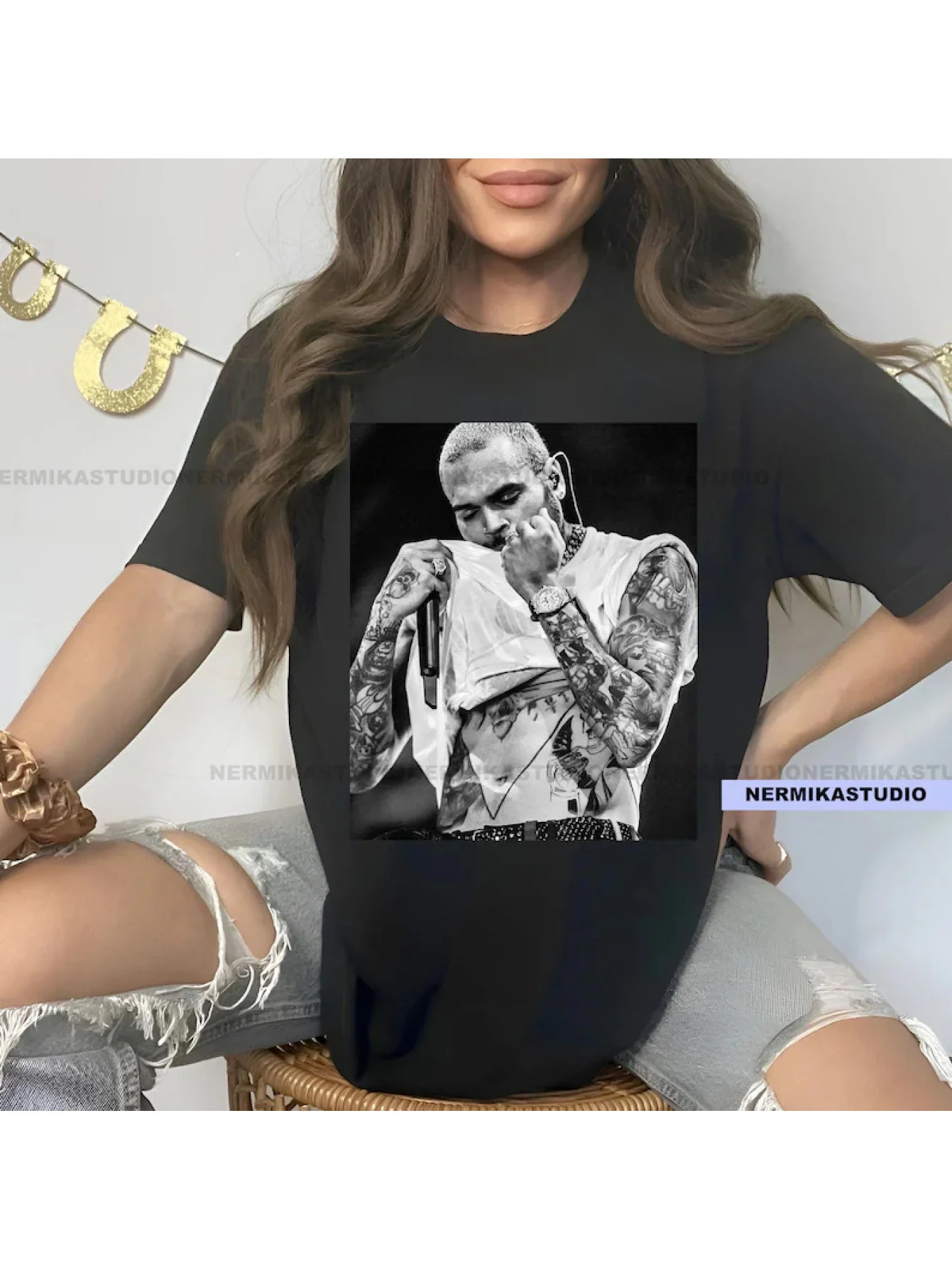 

Chris Brown 11:11 Tour Fan Merchandise — черная футболка с белым графическим принтом, круглый вырез стандартного кроя, идеально подходит для концертов