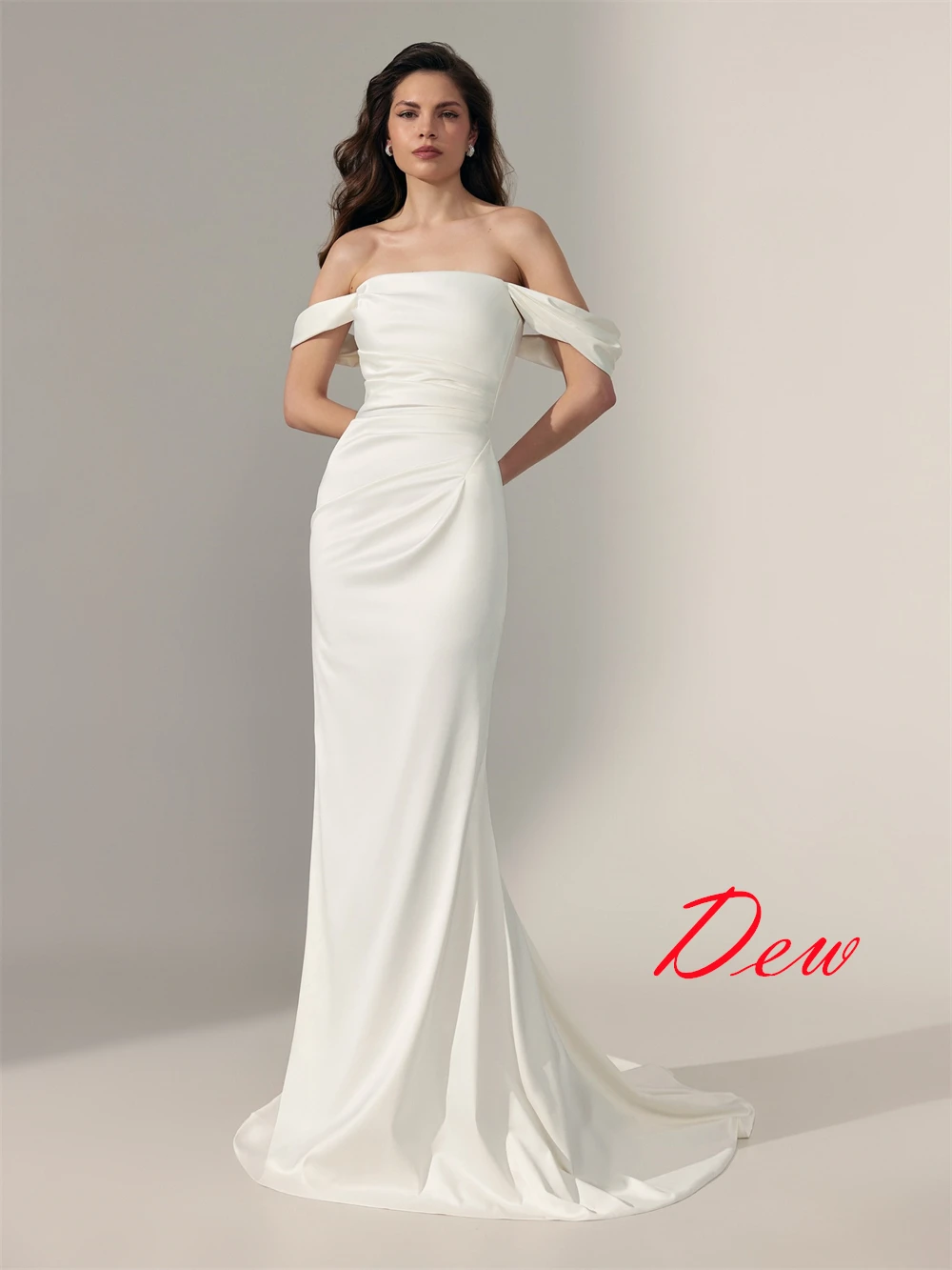 فساتين طويلة مخصصة بطيات من الساتان الأبيض لحفلات الزفاف بدون حمالات فساتين رسمية أنيقة فاخرة ومزاج حالمة