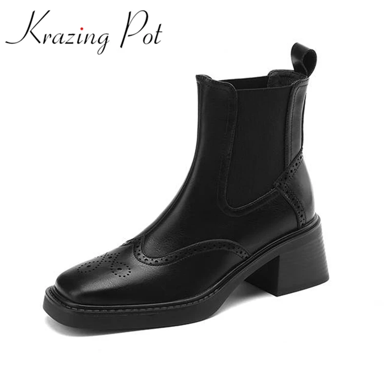 

Krazing Pot Cow Leather Round Toe Thick Med Heels Winter Warm Chelsea Boots Slip On England Style Carving Decoration Ankle Boots