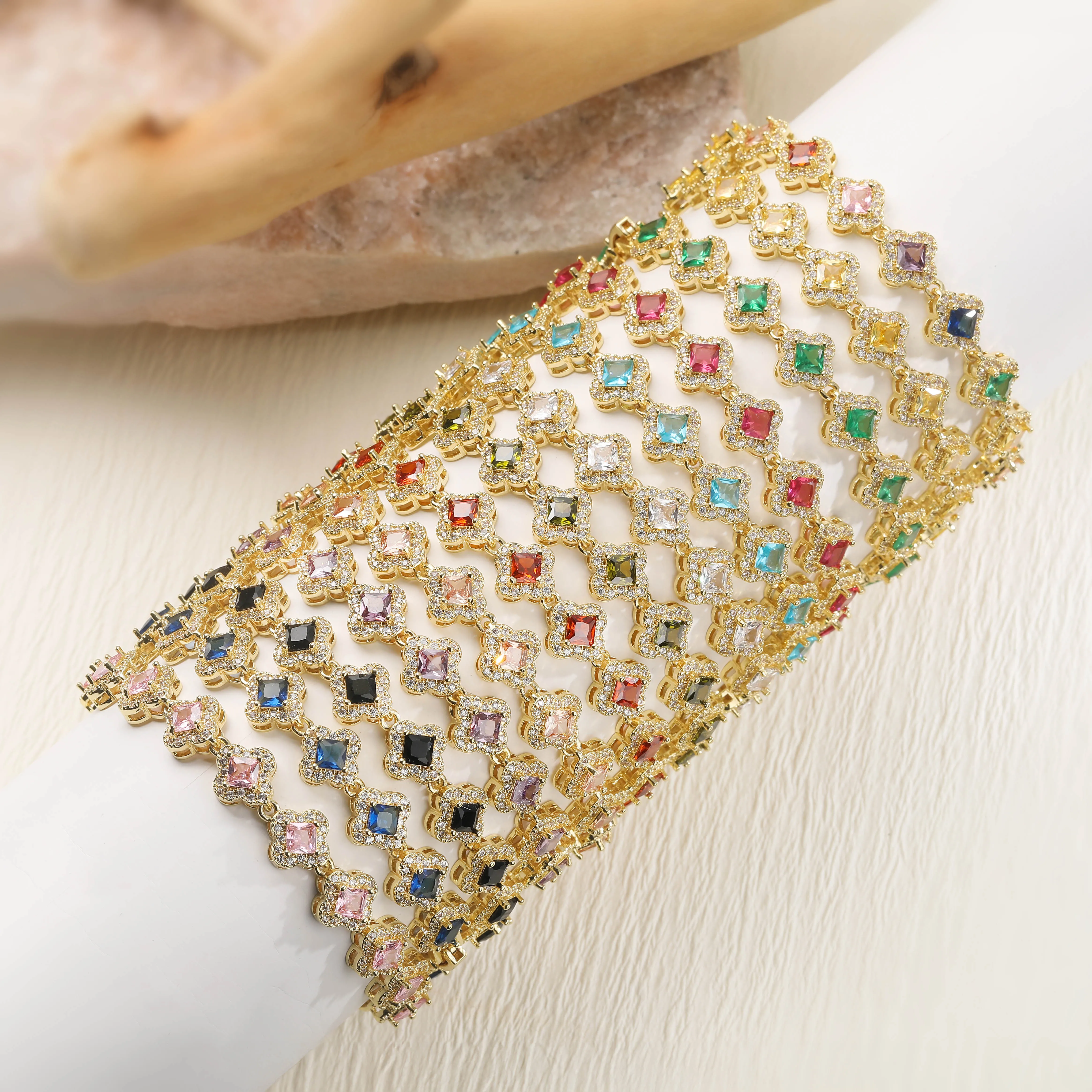HECHENG, quadratisches CZ-Stein-Blumen-Armband mit vierblättrigem Kleeblatt-Anhänger, luxuriös inspirierter, zarter Damenschmuck, 1-teilig