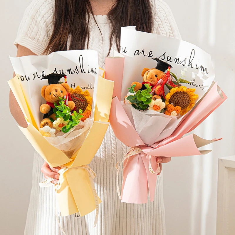 باقة عباد الشمس المنسوجة يدويًا للتخرج ، زهرة كروشيه للطبيب والدب ، هدية التخرج ، ديكور الحفلات