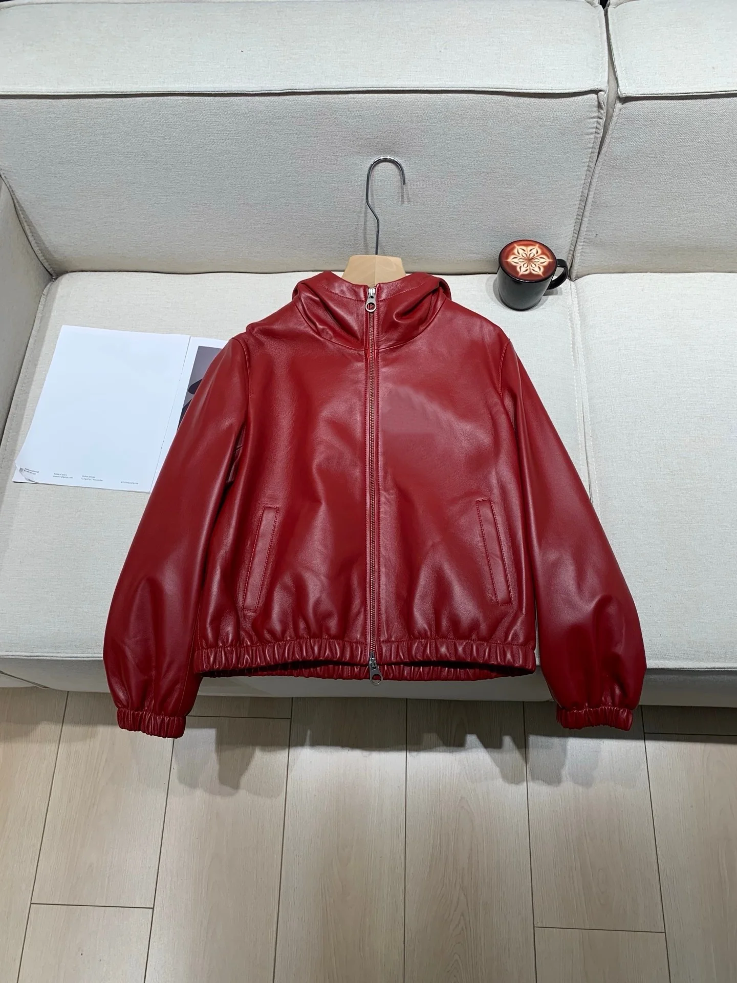 

Женская красная куртка из овчины с воротником-стойкой, длинными рукавами, эластичной талией и модным капюшоном