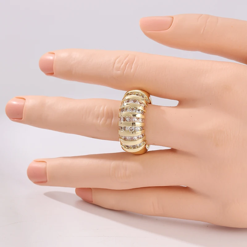 Schillernder Eingelegter Weißer CZ Damenring Exquisiter Goldfarbener Geometrischer Ring für Tägliches Tragen Partyschmuck Jubiläumsgeschenk – Detail 1