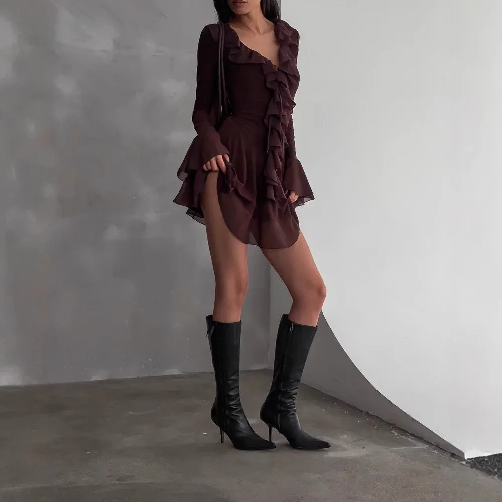 Damska brązowa lekka sukienka mini z szyfonu, dekolt w serek, falbanka z przodu, długie rozkloszowane rękawy, dopasowany krój A-line, sukienka na randkę/imprezę.