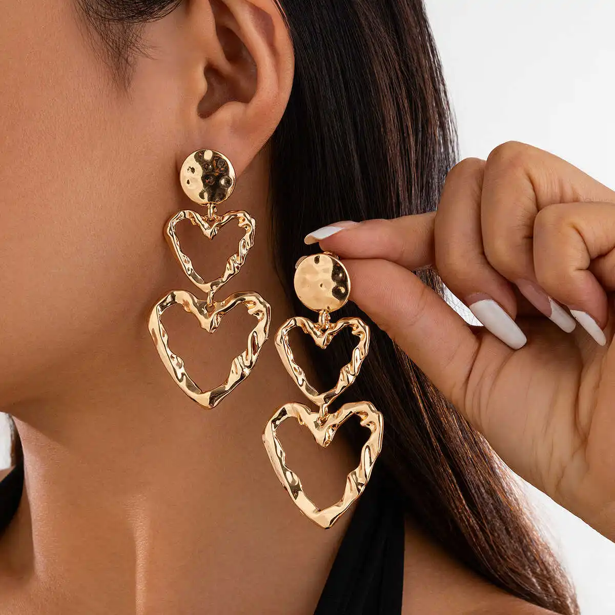 

Exaggerated heart-shaped earrings with a female niche design, high-end and cool style earrings