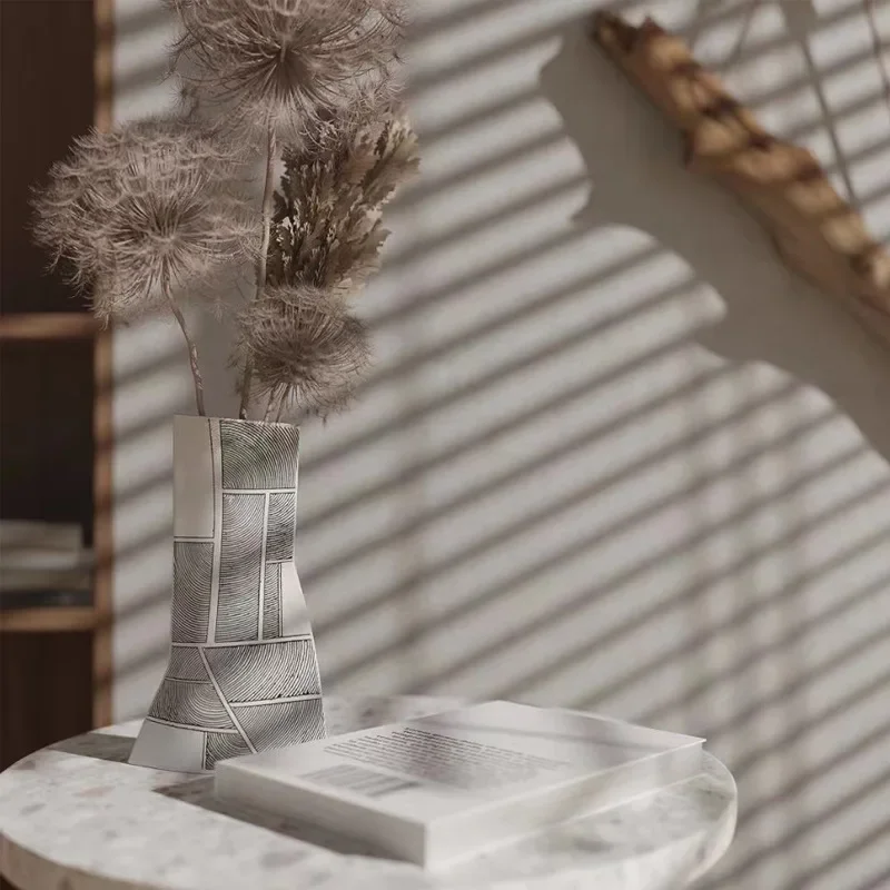 Moderne, minimalistische Kunstkeramikvase, nass und trocken