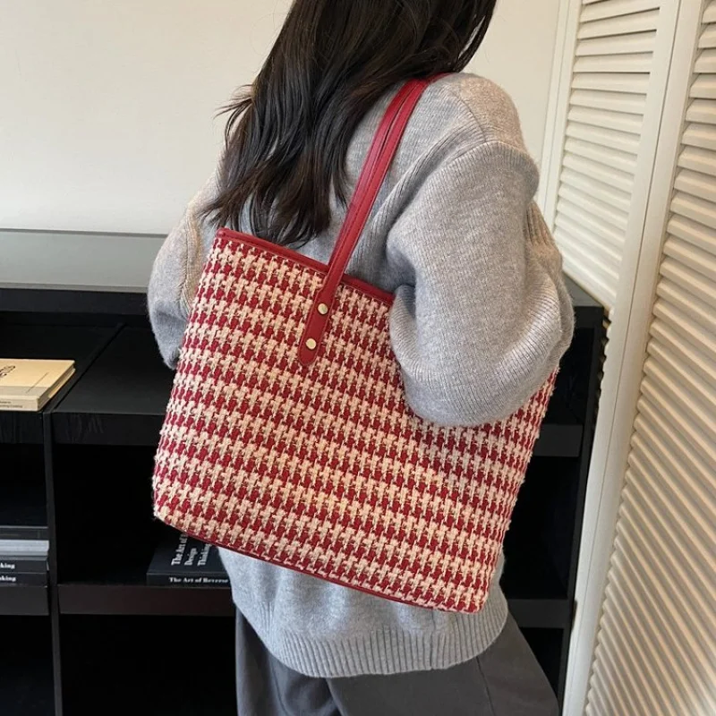 

High-End Ladies Messenger Bag Crafted From Jasmine-Patterned Leather Featuring Casual Paris Lightweight Daily Refined Look​