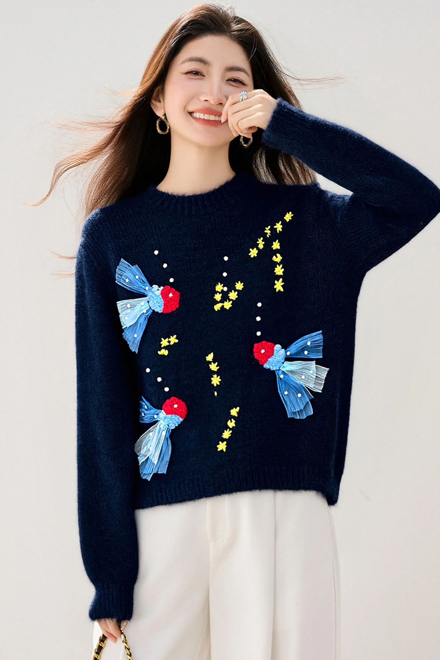 O suéter pulôver bordado de peixe dourado estilo relaxado é super lindo e acentuado é uma keat tridimensional de crochê