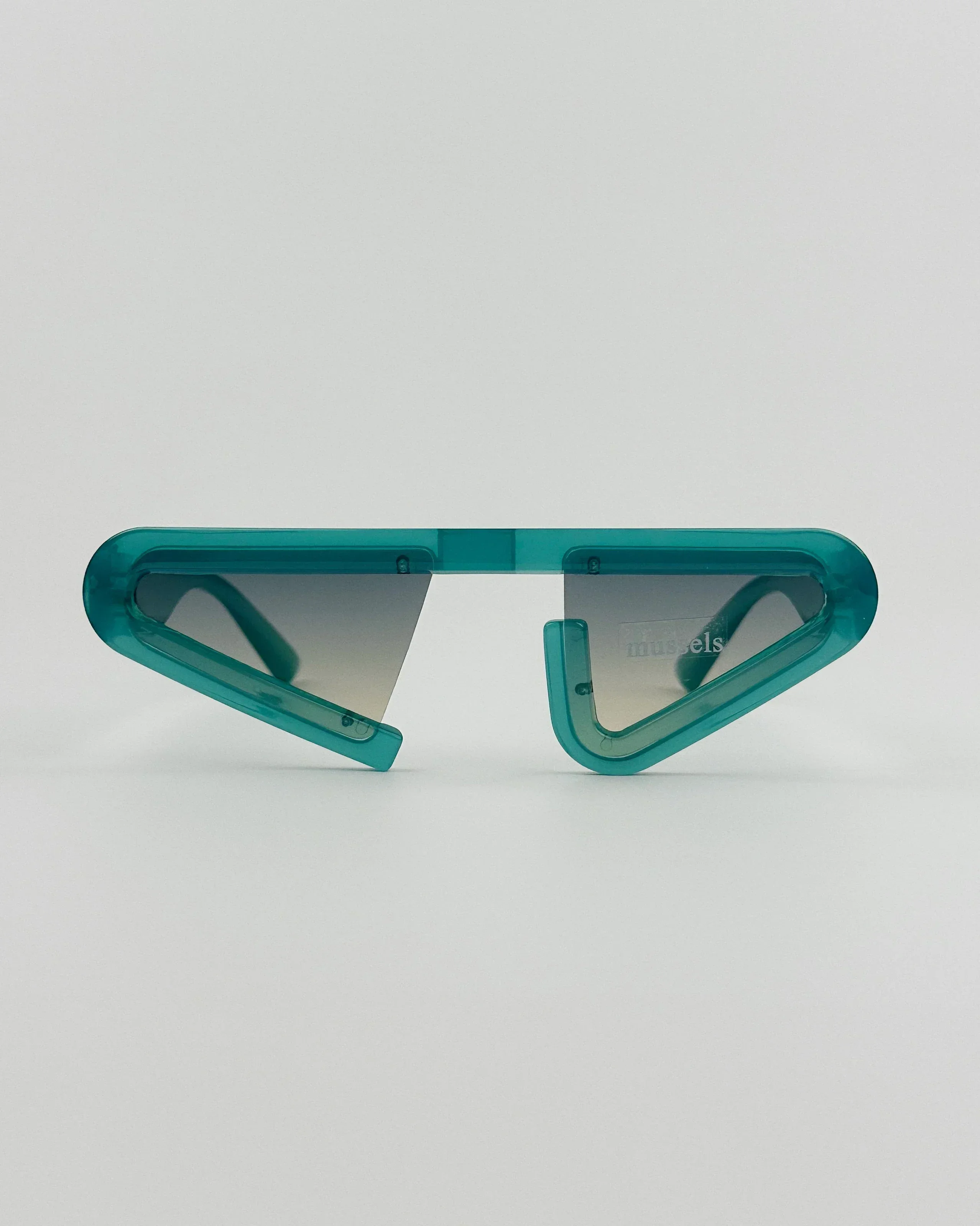 Lunettes de soleil triangulaires œil de chat pour hommes et femmes, lunettes de soleil de forme concave anti-UV, style de règle, style futur, étrange