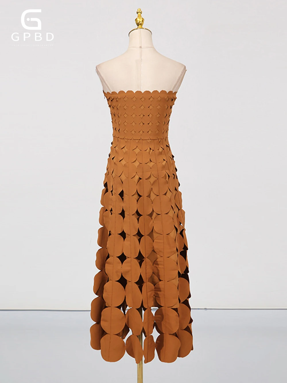 فستان دائري مقصوص للنساء بدون حمالات عالي الخصر مرقع بحاشية شرابة فساتين ماكسي صلبة للسيدات ملابس صيف 2025