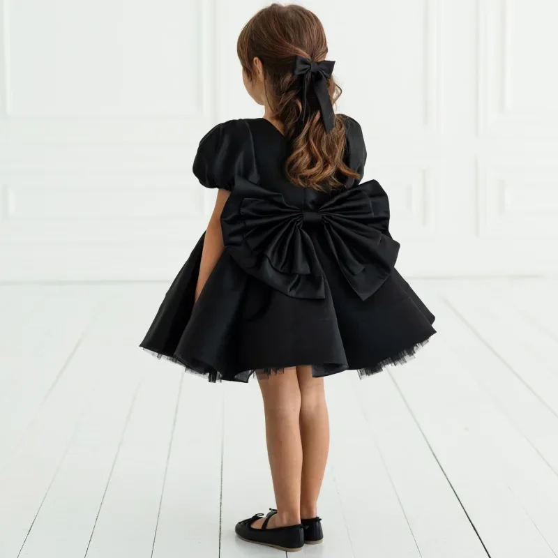 Aangepaste bloemenmeisjesjurken zwart satijn tule gezwollen met strik korte mouw voor bruiloft verjaardag prom heilige communiejurken