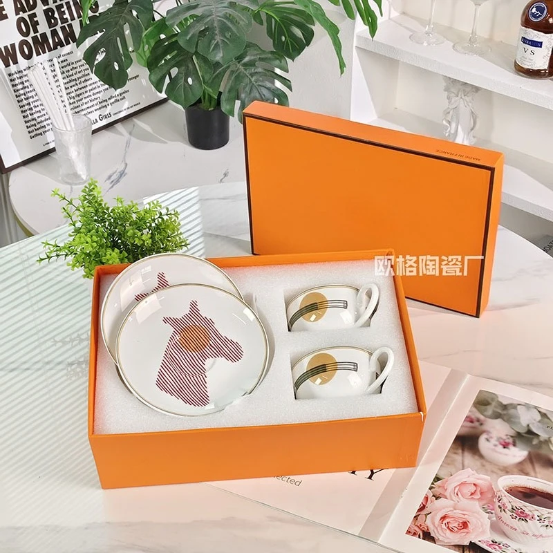 Ceramiczne filiżanki, spodki, miski, łyżki, talerze, czajniki, zastawa stołowa z porcelany kostnej, idealne do domowego obiadu, popołudniowej herbaty, serwowania gości i...