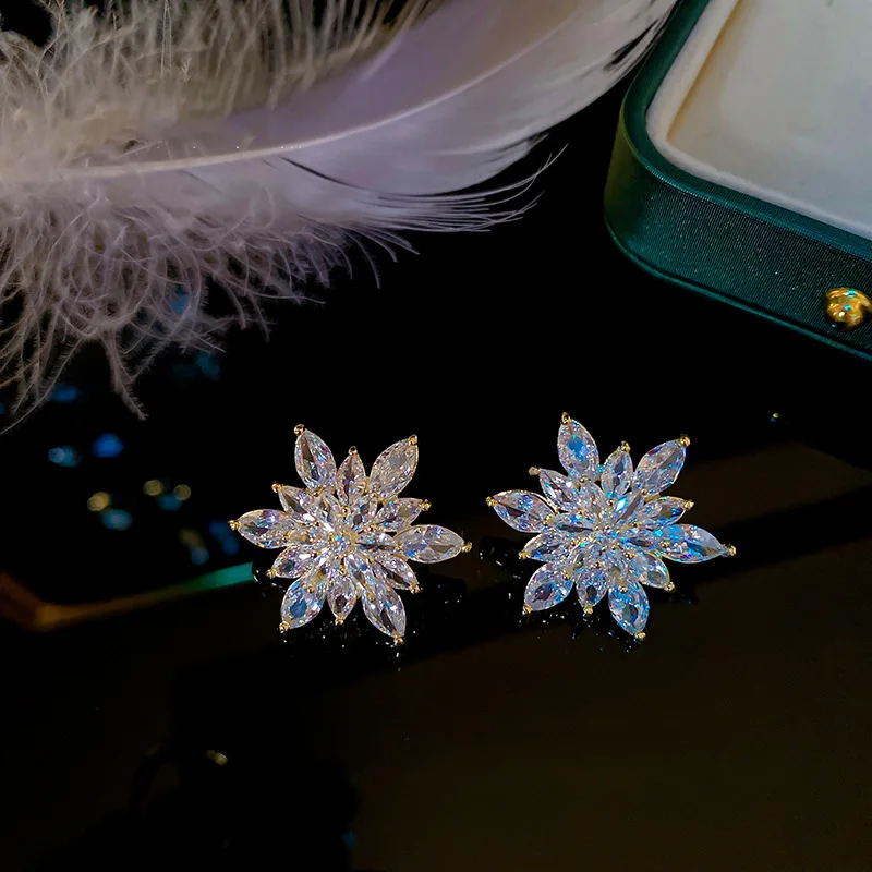 Fashion Snowflake Earrings for Women Exquisite Temperament Earrings Personality Versatile Design Jewelry Gift