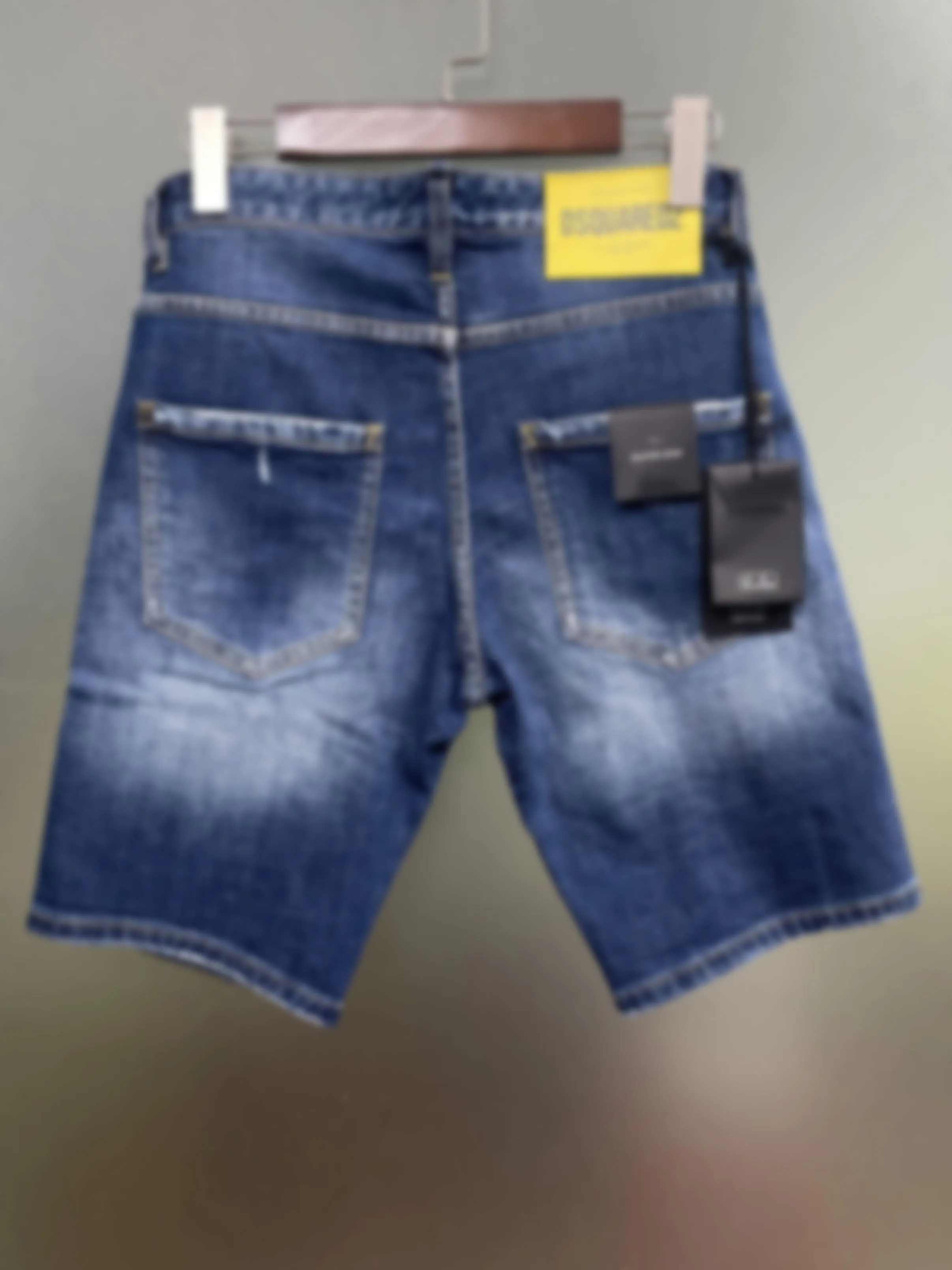 Frühling und Sommer 2025, neue D2-Jeans, trendige, gewaschene, schleifende Patch-Farbe für Herren, schmal geschnittene, mikroelastische Denim-Shorts für Herren