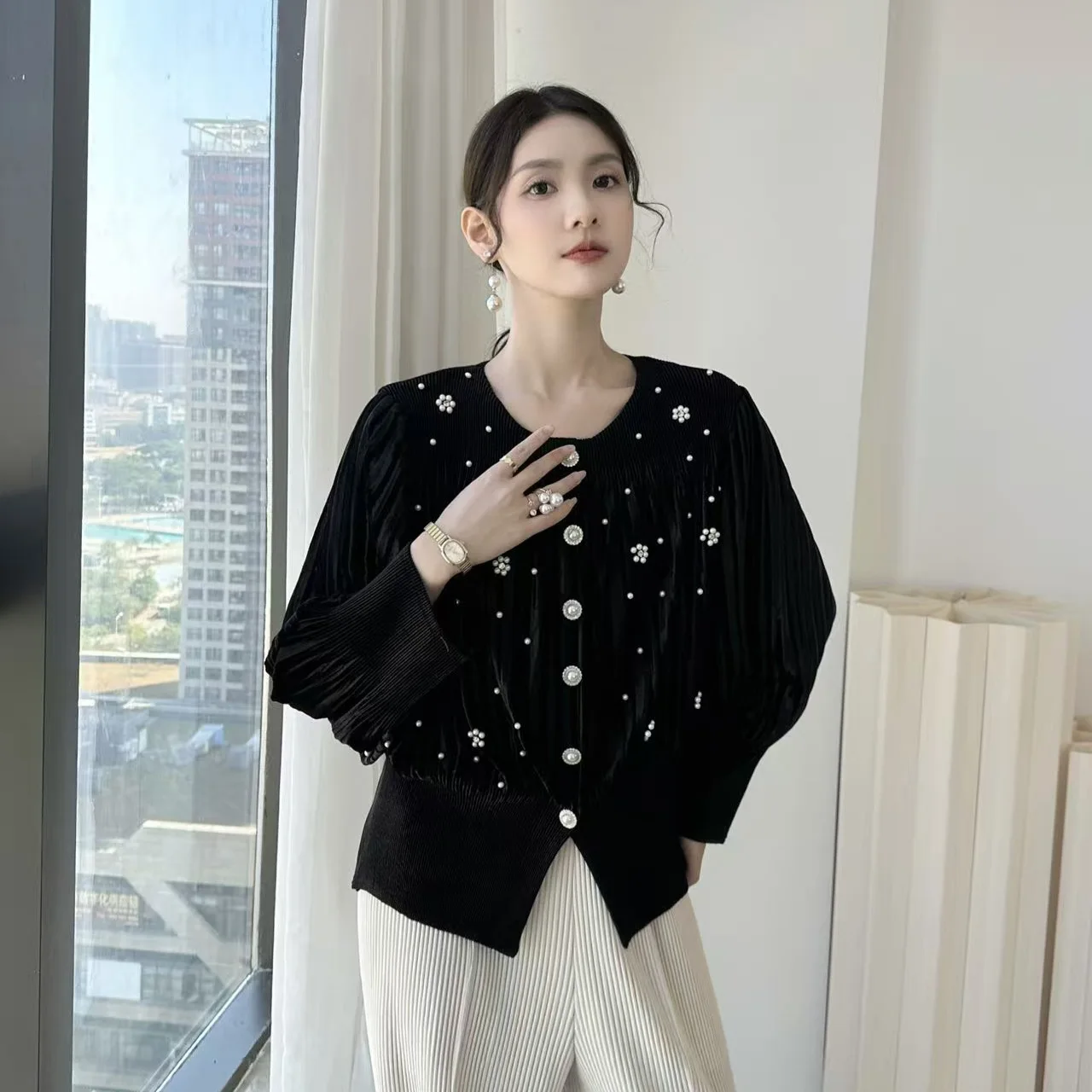 

Miyake модная бархатная плиссированная рубашка для женщин, однотонная однобортная блузка с круглым вырезом и бисером, топ, новинка 2025, толстый топ