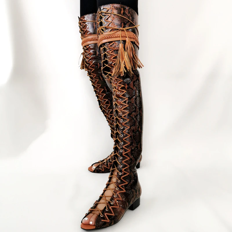 موضة بيثون حبل مضفر ضمادة شرابة الفخذ الأحذية الأسماك تو كعب مسطح النساء جلد الثعبان الدانتيل متابعة فوق الركبة الأحذية الغربية بوتاس